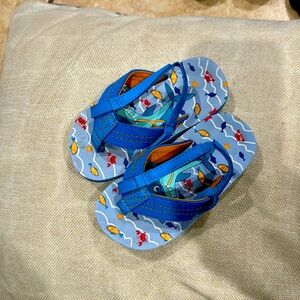 SANDALS FOR THE CHILD'S WARMTH.